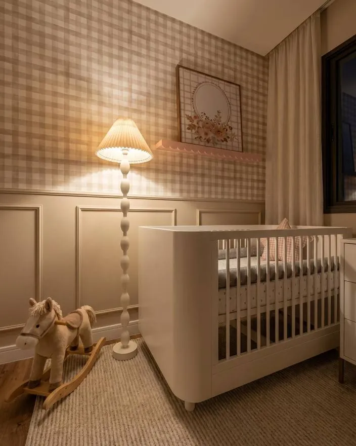 Quarto de bebê em cena noturna pela C.ia Mood Light