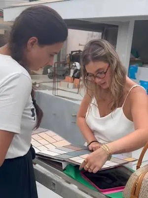 Escolha de revestimentos com a cliente na obra