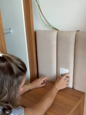 Conferência de detalhe de cabeceira e interruptor na obra